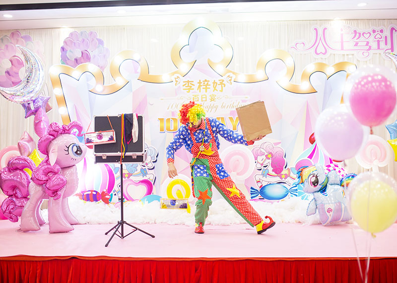 魔术气球小丑是深受孩子们喜欢的一个重要角色，他不但有小丑的滑稽幽默的表演，更能像魔术师一样变出很多好玩的小玩意。宝剑、帽子、棒棒糖、各种小动物，只要你能想到的，在派对中气球小丑都能帮你实现！